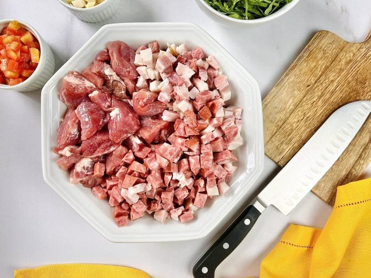 Recipiente com os ingredientes limpos e picados.