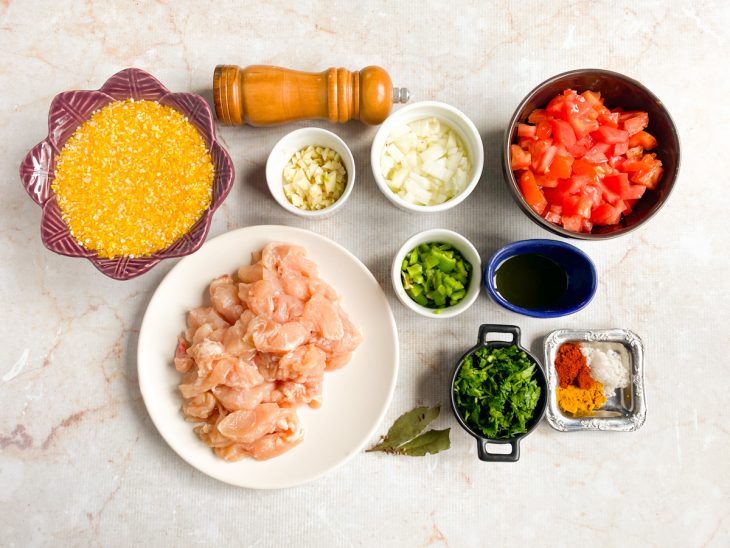 Ingredientes reunidos na bancada.