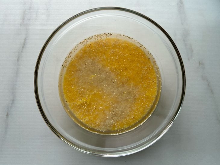 tigela com quirera de molho