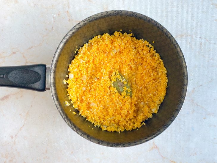 quirera temperada com folha de louro, sal e pimenta.