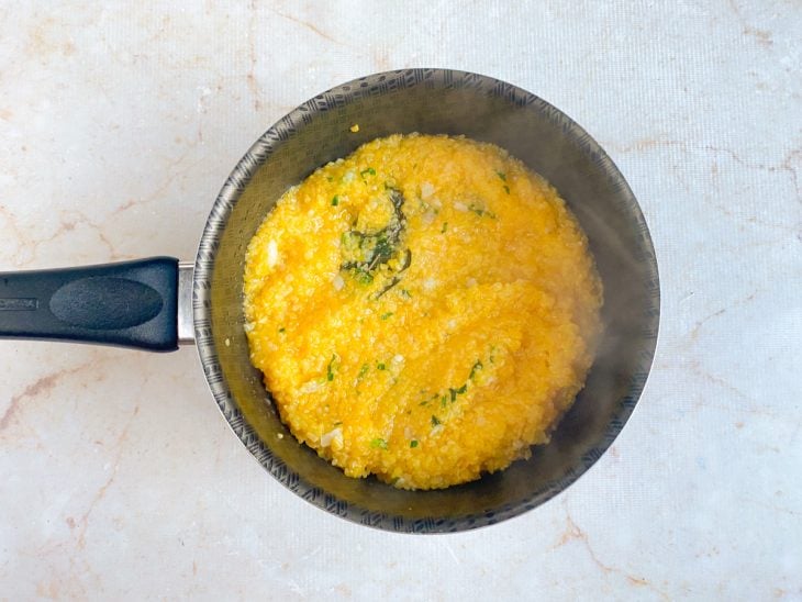 quirera simples finalizada com cheiro verde.