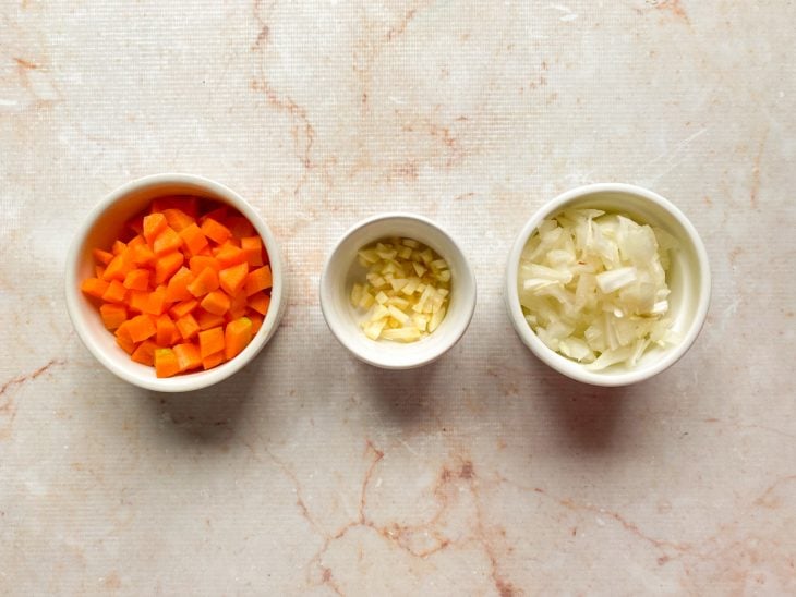 cenoura, cebola e alho picados em cubinhos.