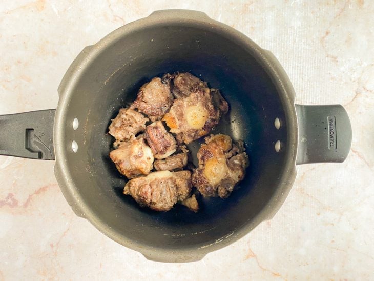pedaços de rabo bovino selados para preparo da rabada.