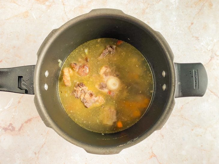 tempero e água adicionados a carne.