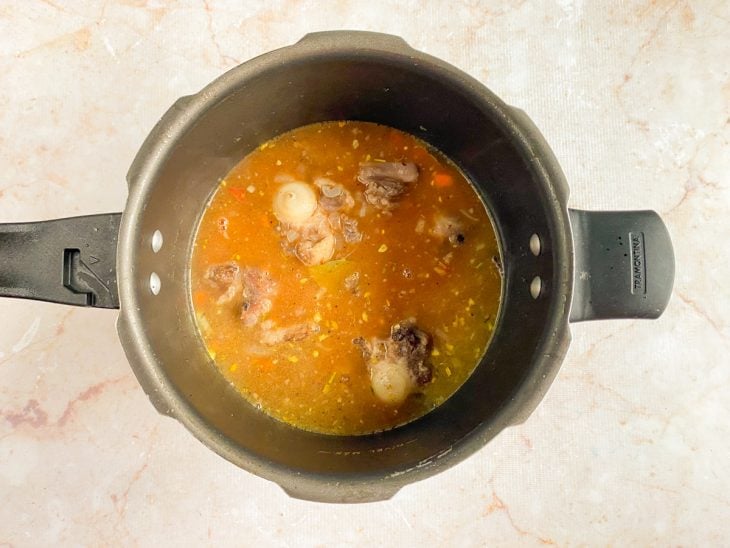 extrato de tomate adicionado ao caldo da rabada.