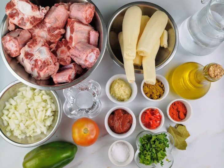 Ingredientes para a receita de rabada com mandioca.