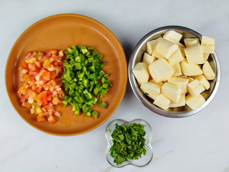 Ingredientes picados e separados em recipientes.