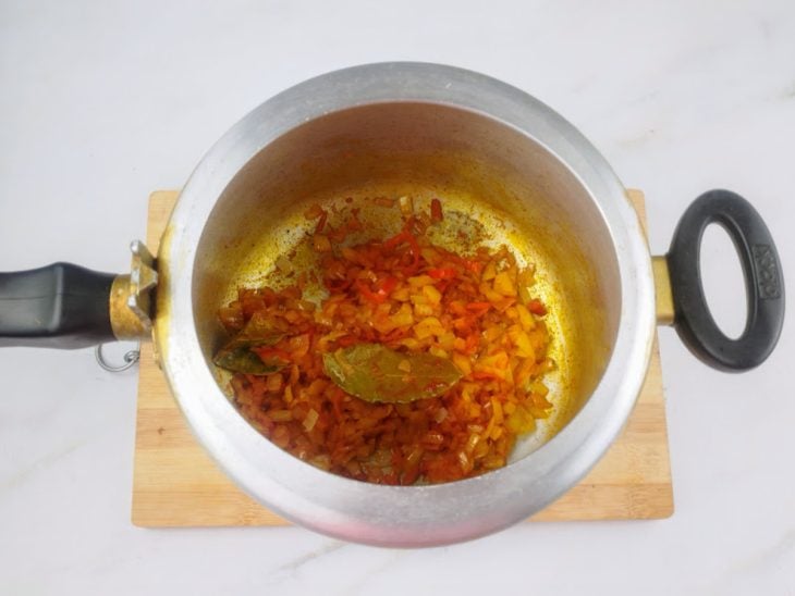 Ingredientes e temperos para refogar na panela de pressão.