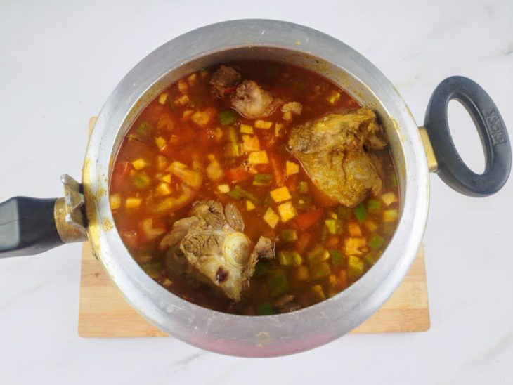 Ingredientes e água adicionada na panela de pressão.
