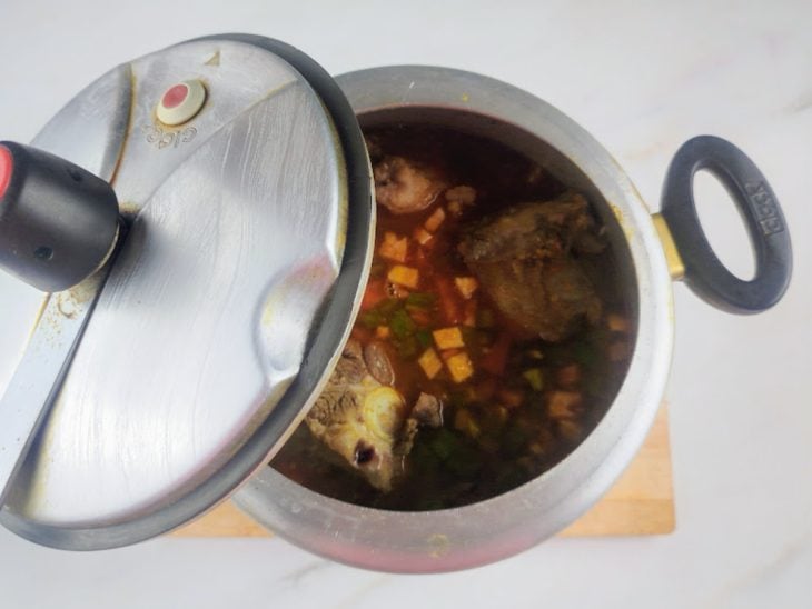 Carne cozida na panela de pressão.