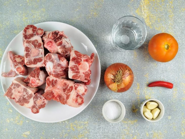 Ingredientes sobre a bancada.