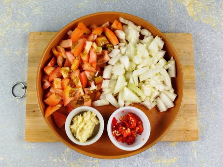 Ingredientes picados em recipientes.