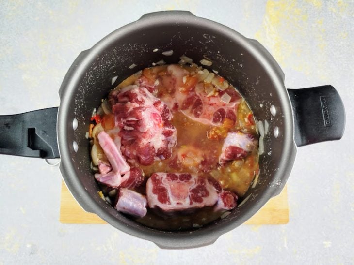 Uma panela com a junção da carne e o restante dos ingredientes.
