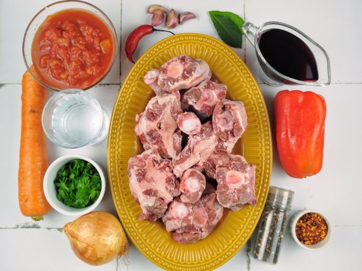 Ingredientes sobre a bancada.