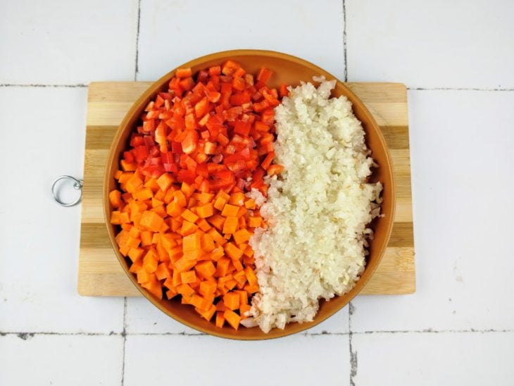 Vegetais picadinhos em um prato.