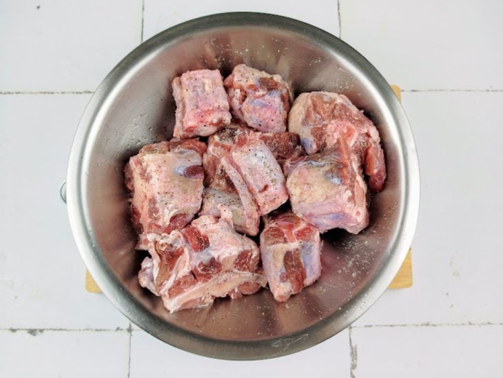Uma tigela com a carne picada e temperada.