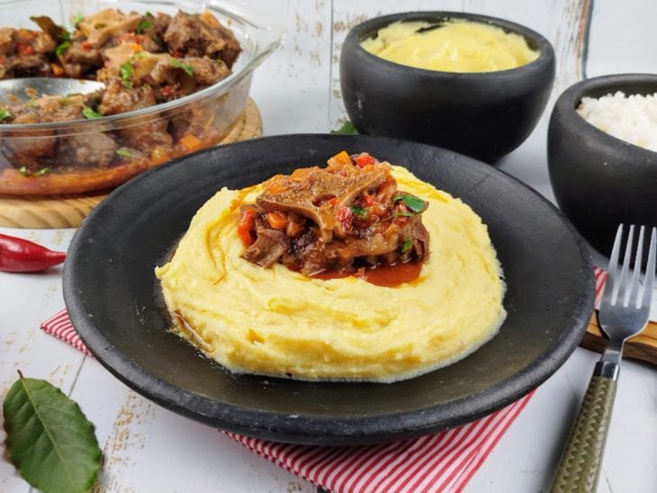 Um prato com polenta e a rabada simples.