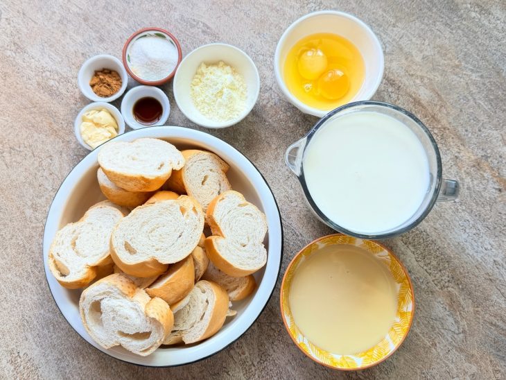 Ingredientes reunidos na bancada.