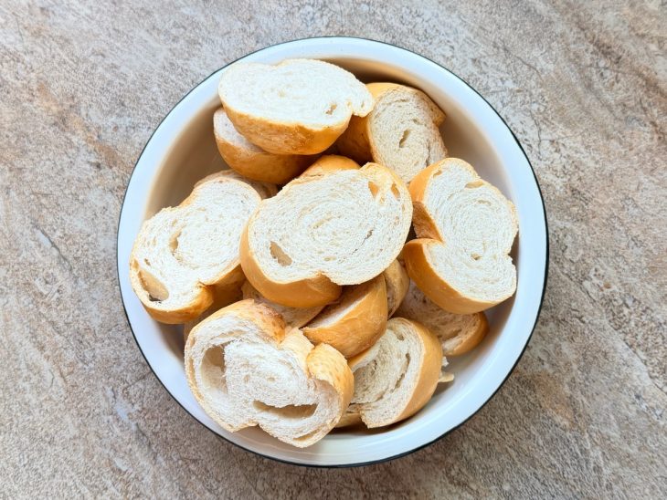 Pães cortados em rodelas.
