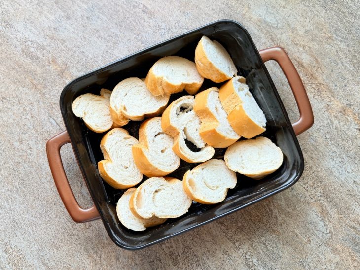 Rodelas de pão dispostas numa forma.