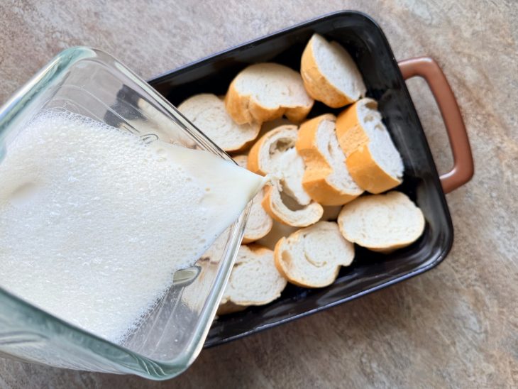 Calda sendo despejada sobre os pães.