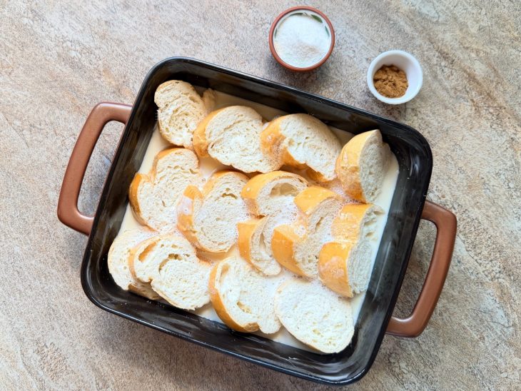Açúcar e canela para serem adicionados ao pão.