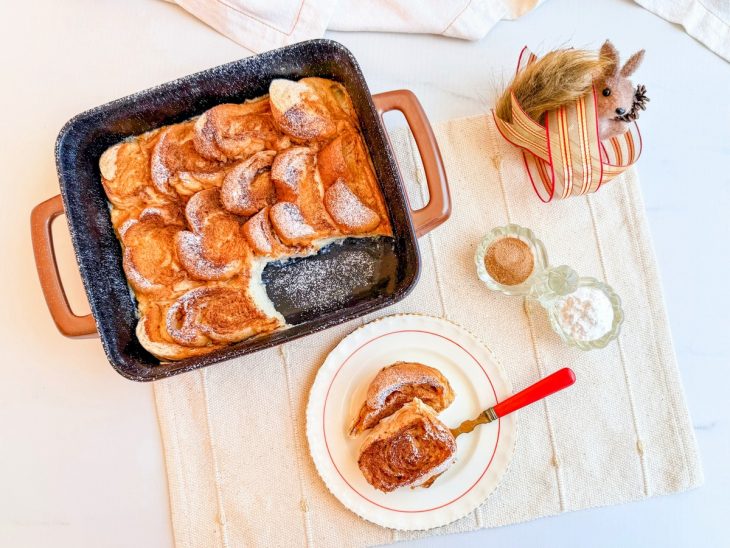 Rabanada pronta, uma porção servida em prato.