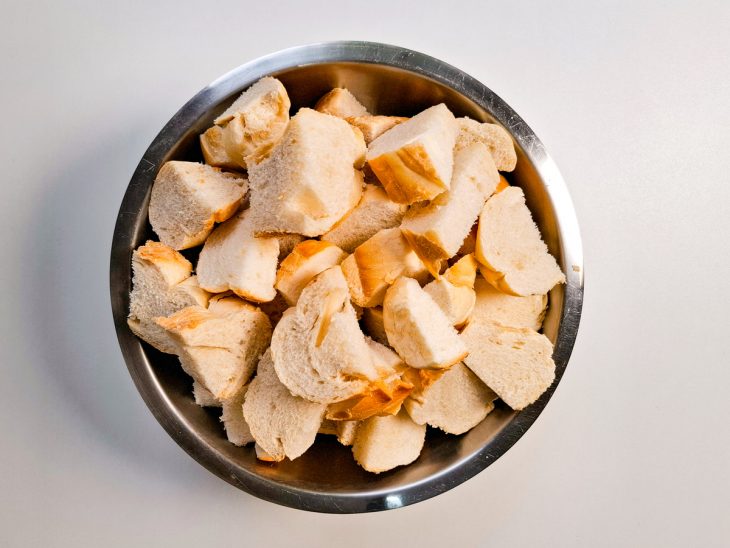 Numa tigela, os pães cortados em rodelas.