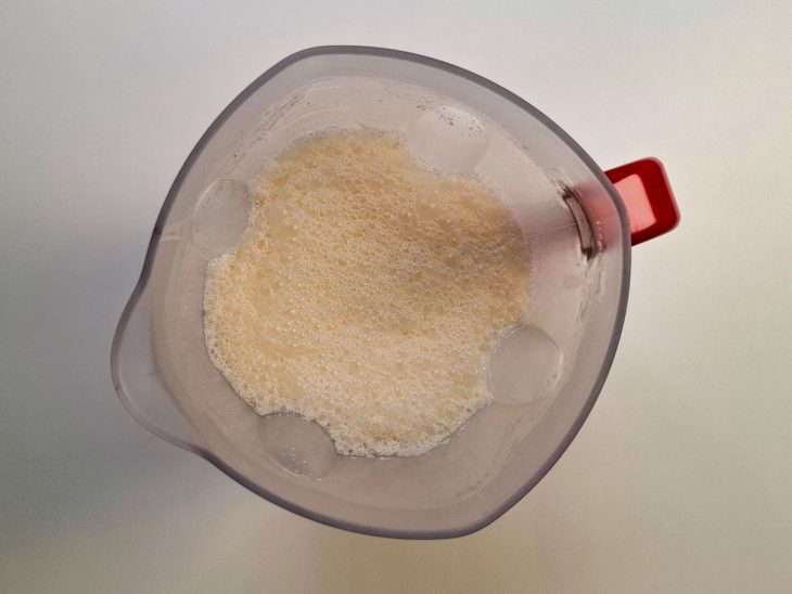 No liquidificador, os ovos, o leite de coco, o leite, o açúcar, o leite condensado e a essência de laranja.