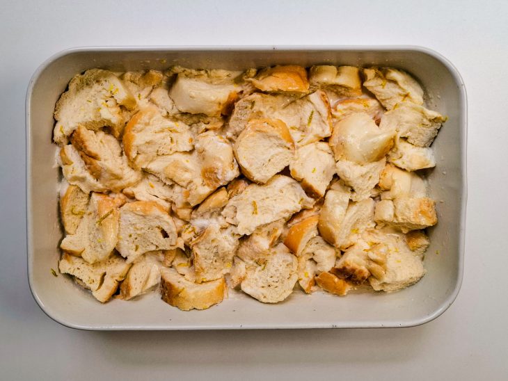 No refratário, os pães regados na calda.