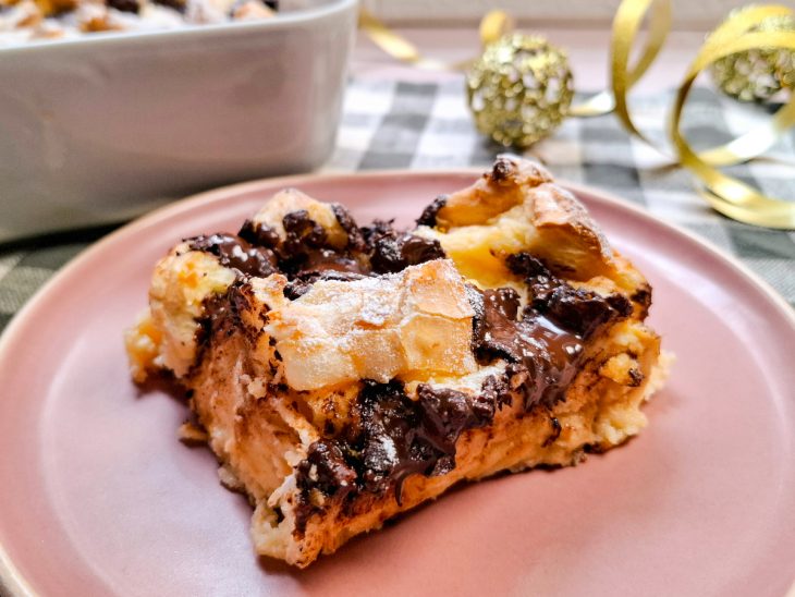 Rabanada pronta, uma porção servida em prato.