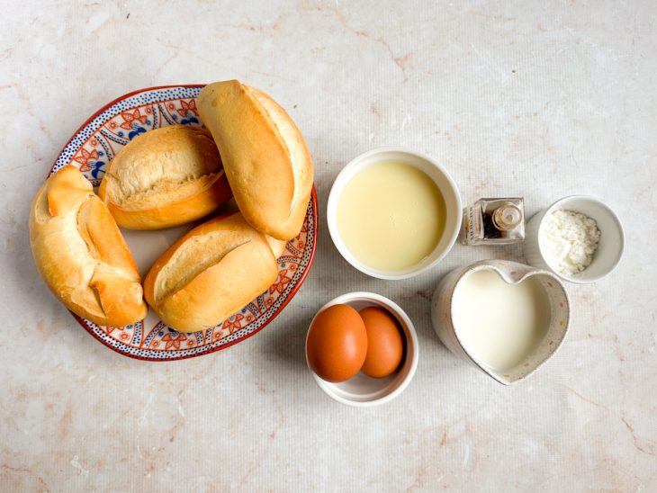 Ingredientes separados e organizados sobre a bancada.