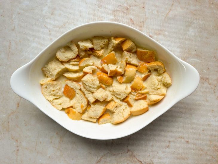 Mistura despejada nos pães.