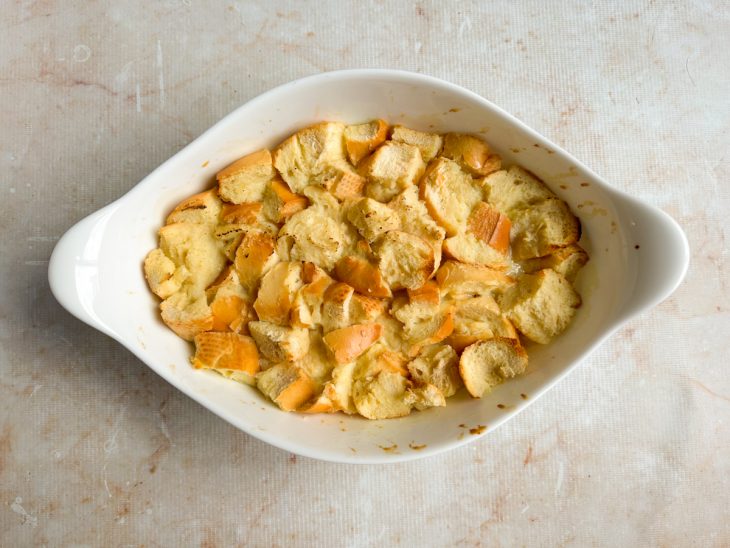 Pães dourados no refratário.