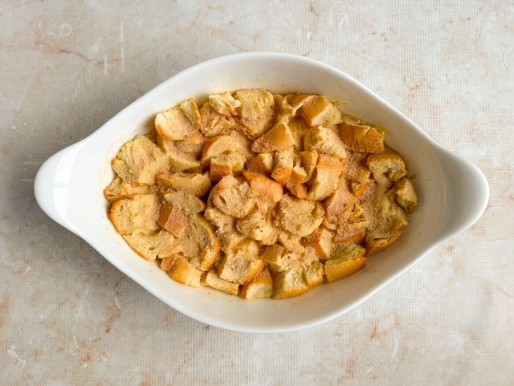 Açúcar peneirado sobre a rabanada.