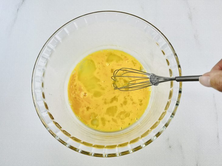 Numa tigela, os ovos batidos.