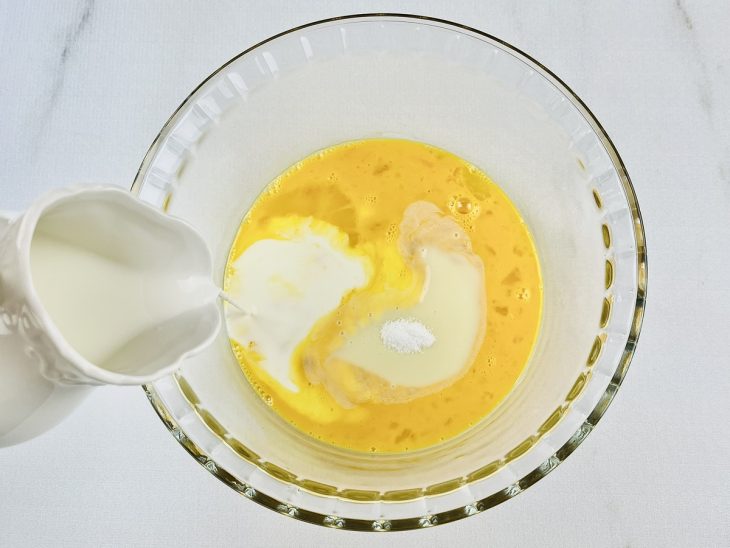 Na mesma tigela, o sal, o leite e o leite condensado adicionados.