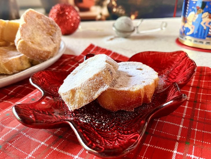 Rabanada pronta, servidas em pratinho de sobremesa.