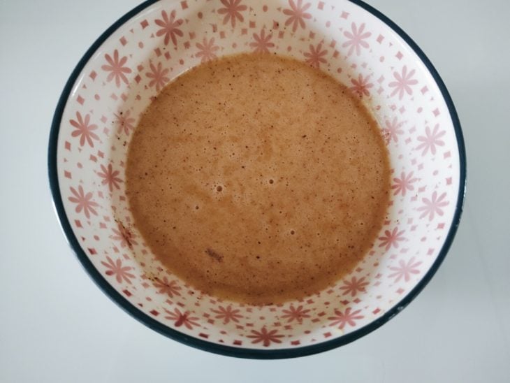 Leite adicionado na tigela.