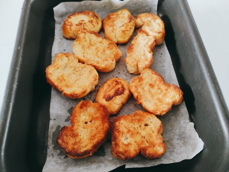 Rabanada assada na forma.