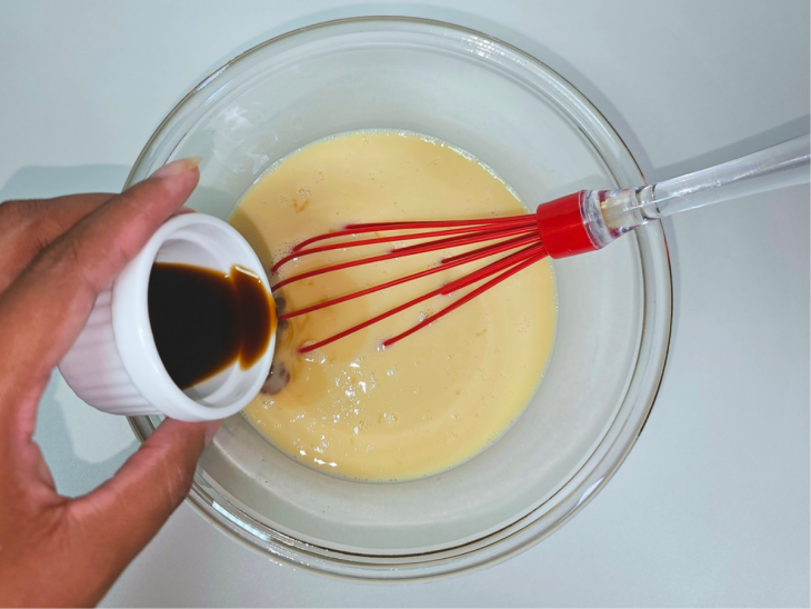 Essência de baunilha e leite condensado adicionados à tigela.