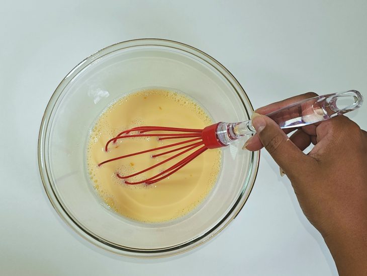 Leite integral adicionado à mistura.