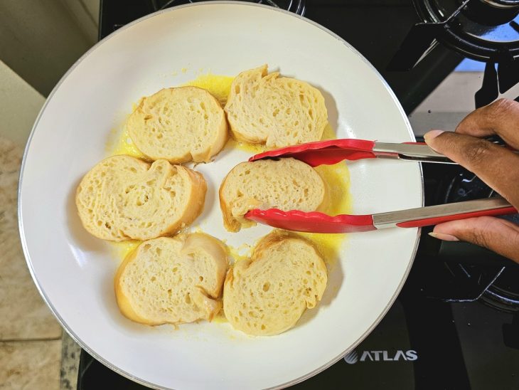 Pães fritando na frigideira.