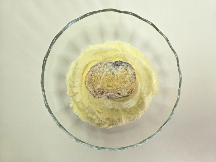 Rabanada de Natal no leite em pó.