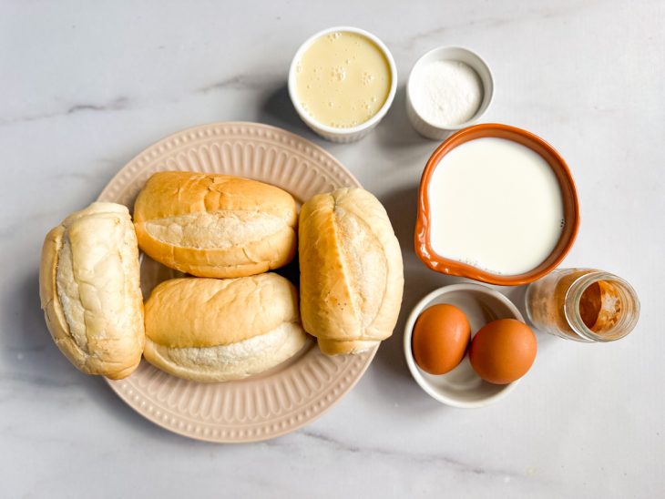 Ingredientes separados sobre a bancada.