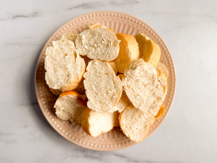 Pães franceses cortados.