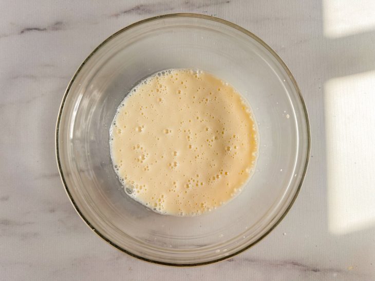 Leite e leite condensado na tigela.