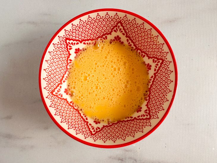 Mistura de ovos na tigela.