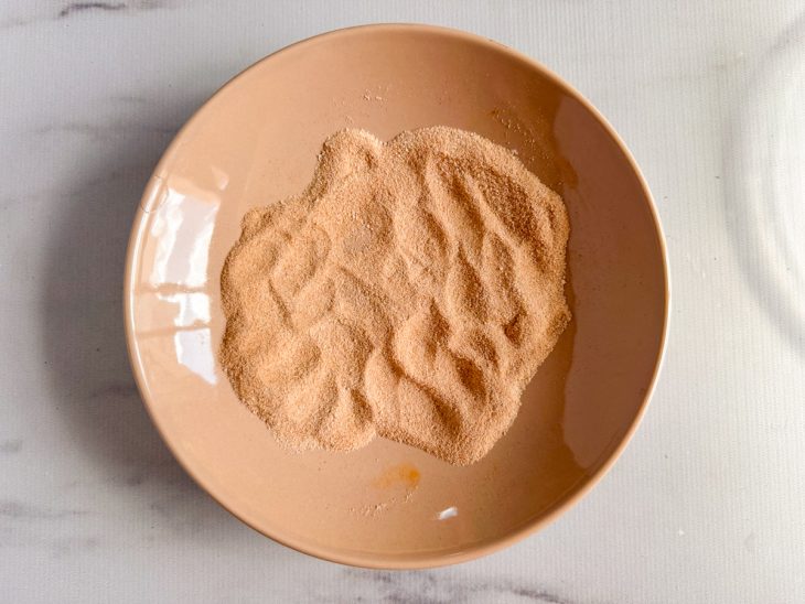 Açúcar e canela em pó.