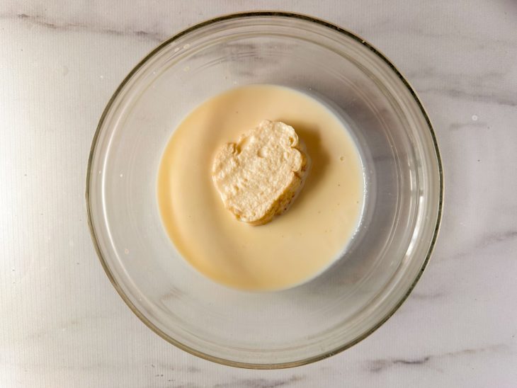 Rabanada na mistura de leite.